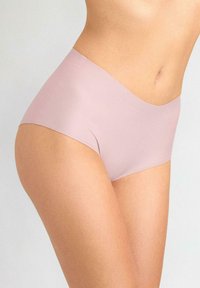 Jasnoróżowe figi z wysokim stanem, wykonane z gładkiego, elastycznego materiału, charakteryzujące się bezszwowym designem i brakiem widocznych elementów metalowych.