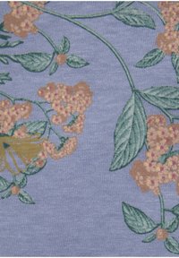 Ein hellblaues Stoffmuster mit strukturierten Blumenmustern in Beige und Grün, das abgerundete Blumen und unterschiedliche Blattformen zeigt und mit detaillierter Stickerei versehen ist.