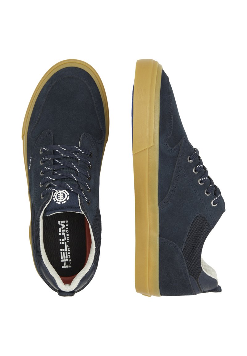 Marineblaue Wildleder-Sneaker mit Gummisohlen, weißen Akzenten und blauem Logodetail. Verfügt über ein Schnürdesign und einen gepolsterten Kragen für zusätzlichen Komfort.