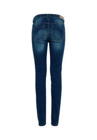 Vaqueros ajustados de mezclilla azul oscuro. Presentan una cintura alta, bolsillos traseros y una textura suave con un ligero desgaste en los muslos.