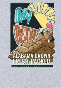 Šedá košile s kreslenou postavičkou arašídů, barevným textem "Ahoj, arašíd" a grafikou slunce. Text zdůrazňuje "Alabama Grown Fresh Packed."
