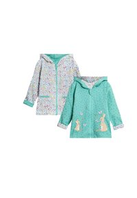 Due giubbotti per bambini: uno con un motivo floreale, zip sulla parte anteriore e cappuccio; l'altro di un solido color teal con ricami di coniglio e farfalla.
