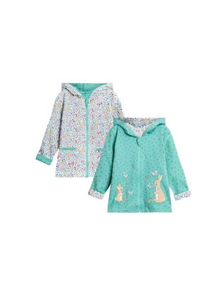 Due giubbotti per bambini: uno con un motivo floreale, zip sulla parte anteriore e cappuccio; l'altro di un solido color teal con ricami di coniglio e farfalla.