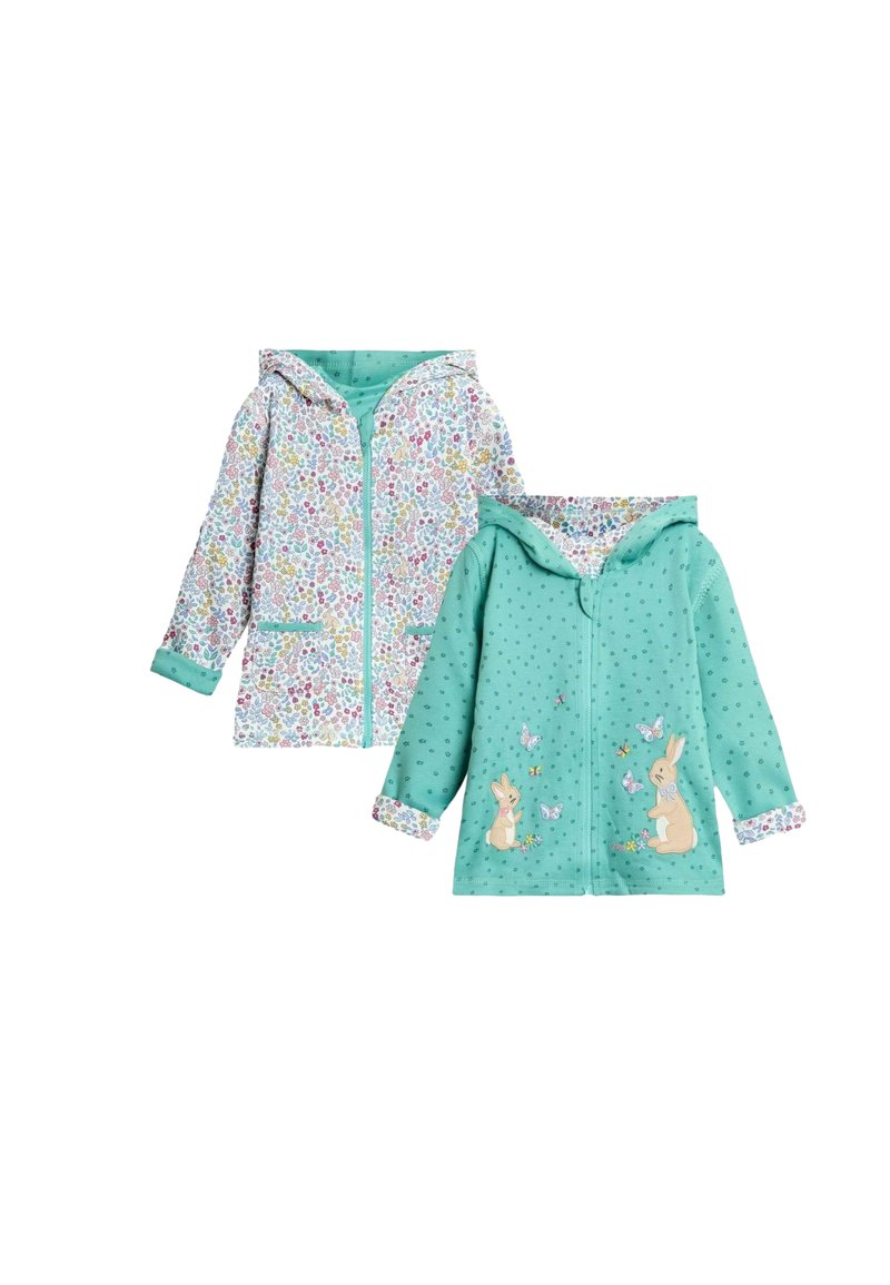Due giubbotti per bambini: uno con un motivo floreale, zip sulla parte anteriore e cappuccio; l'altro di un solido color teal con ricami di coniglio e farfalla.