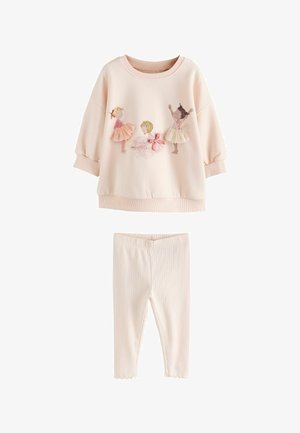 Costum pentru copii în roz deschis, format dintr-un top cu mânecă lungă cu trei ilustrații de balerine, asortat cu colanți cu dungi și model tip rețea.