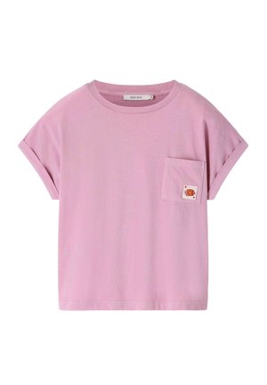 T-shirt violet clair à manches courtes avec manches retroussées, poche poitrine avec un petit patch représentant un chat orange avec des cœurs.