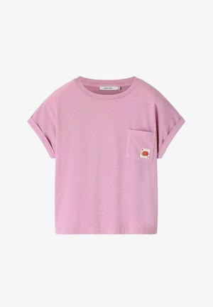 T-shirt violet clair à manches courtes avec manches retroussées, poche poitrine avec un petit patch représentant un chat orange avec des cœurs.