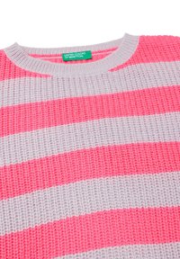 Maglione a maglia con motivo a strisce rosa e grigio chiaro, caratterizzato da un collo rotondo e un tessuto testurizzato. L'etichetta recita "United Colors of Benetton."
