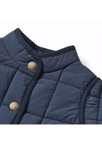 Marinblå quiltad väst med hög krage och bronsfärgade tryckknappar. Har kontrasterande texturerad kant längs kanten.