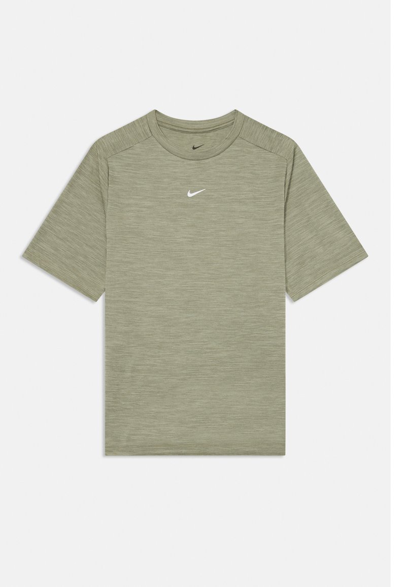 Oliwkowa sportowa koszulka z krótkim rękawem i okrągłym dekoltem. Posiada subtelny heatherowy wzór i małe białe logo Nike na piersi.