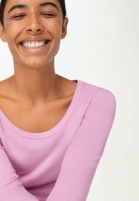 hessnatur SLIM - Langarmshirt - magnolie