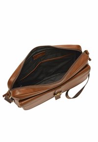 Braune Lederhandtasche mit einem Reißverschluss, Innenfächern und einer glatten Textur. Hat ein dunkles Innenfutter und sandfarbene Akzente. Mit verstellbarem Trageriemen.