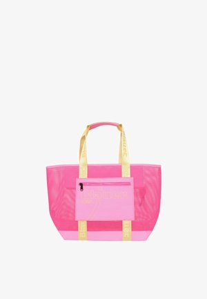Bolso tote de malla rosa con asas amarillas, que presenta un bolsillo frontal y detalle de logo. Textura suave y forma rectangular.