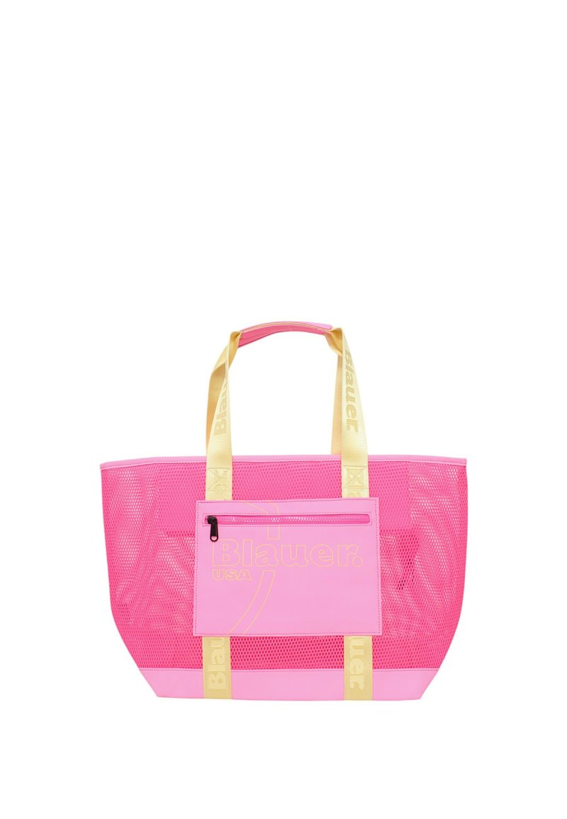 Roze netstof tote bag met gele hengsels, voorzien van een voorvak en logo-detail. Soepele textuur en rechthoekige vorm.