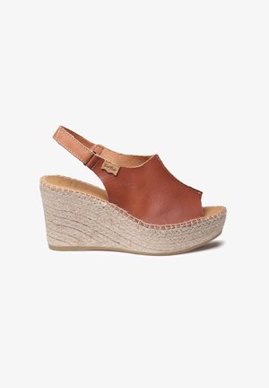 Sandale compensée en cuir marron avec bout ouvert et bride arrière ; comporte un matériau texturé ressemblant à du jute sur la semelle compensée et un intérieur lisse.