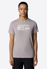 Camiseta de manga corta gris claro con el texto gráfico en blanco "thenorthface" y mapas, hecha de un tejido suave con un corte relajado.