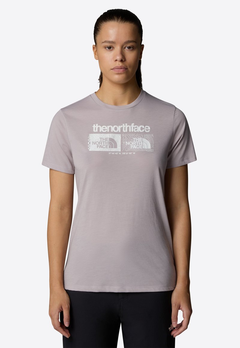 Camiseta de manga corta gris claro con el texto gráfico en blanco "thenorthface" y mapas, hecha de un tejido suave con un corte relajado.