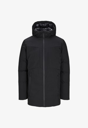 Mustmustakki, millel on lukuga esiosa, kapuuts, kaks küljetaskut ja kaks rinnahoidjat; sile tekstuur, kaasaegne disain ja isoleeritud.