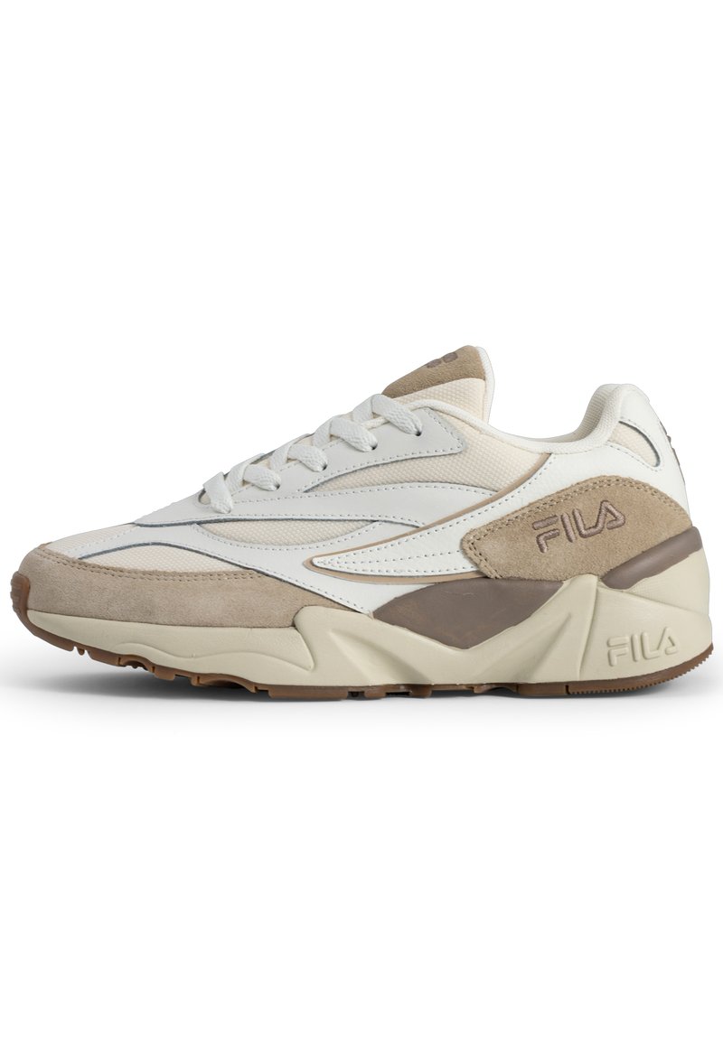 Sneaker atletica bianca e beige con tomaia in suede e mesh, punta arrotondata, suola spessa e accenti in rilievo con il logo Fila.