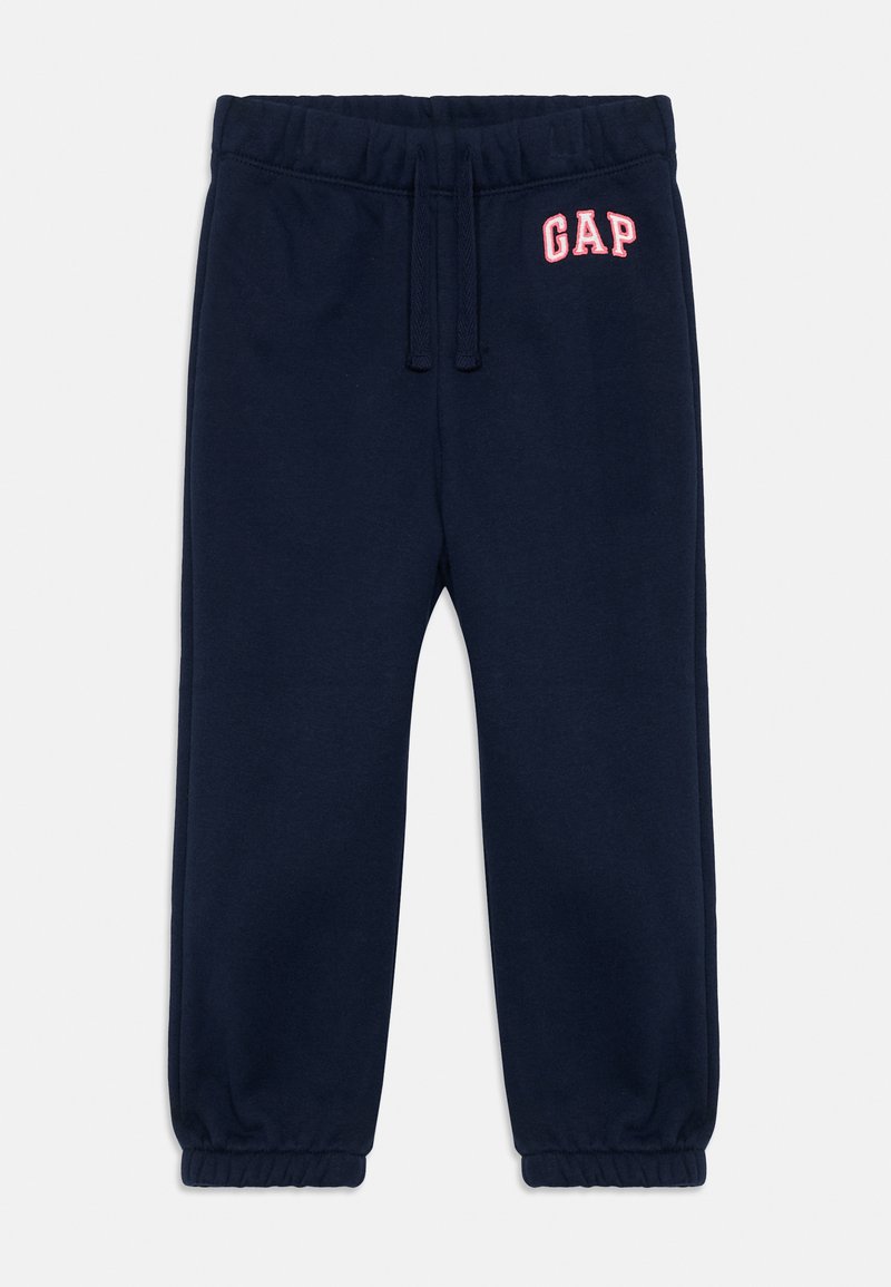 Pantaloni da tuta per bambini di colore blu navy, con vita elastica, cordino, polsini arricciati e logo rosso "GAP" sull'anca sinistra.