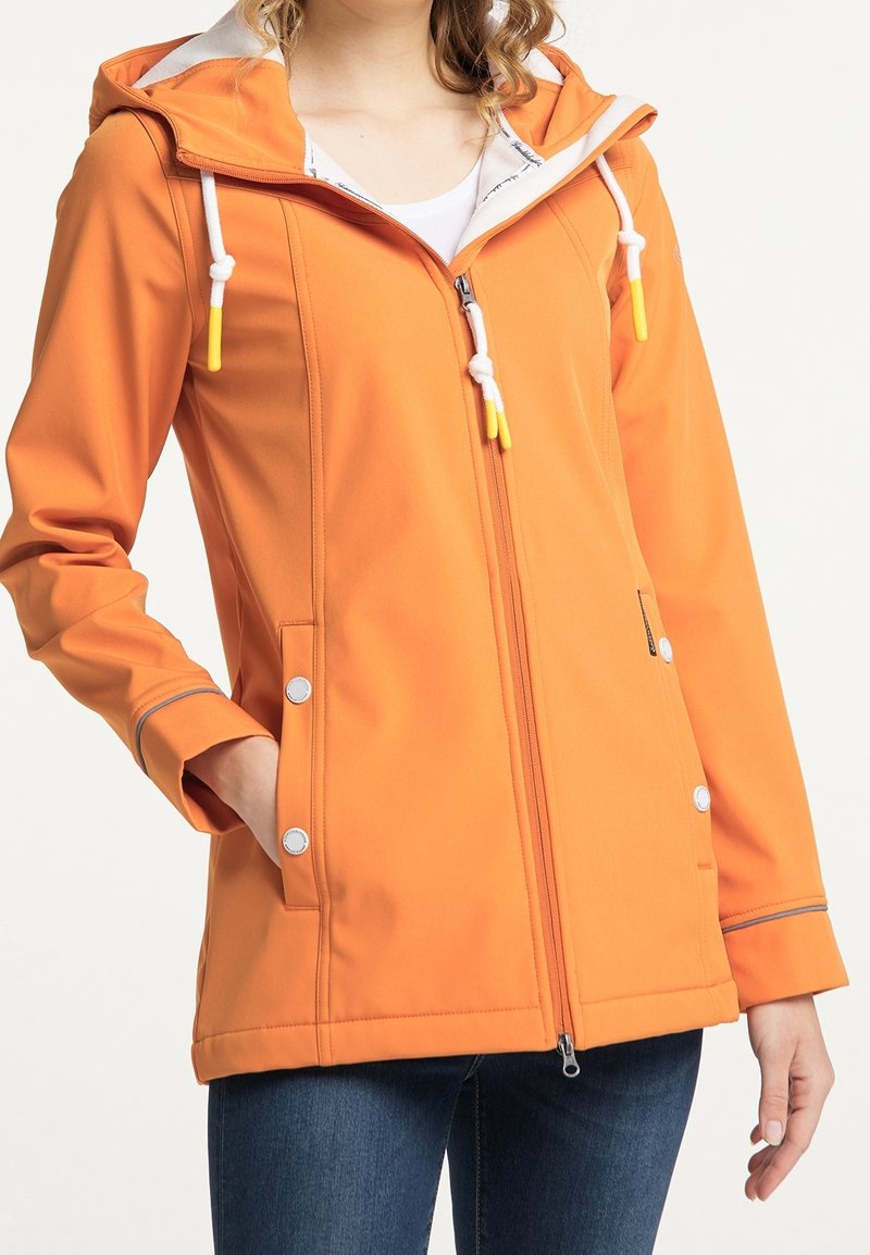 Oranžová softshell bunda s kapucí, bílé stahovací šňůrky, stříbrné detaily, zipové zapínání a boční kapsy. Má hladký povrch a přiléhavý střih.