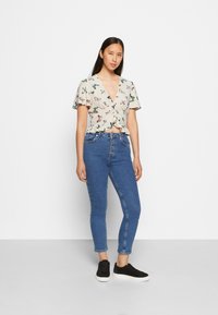 NA-KD FRONT ROUCHING FRILL - T-shirt estampada - multi-coloured