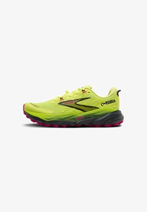 Trailrunning-Schuh aus leuchtend gelbem Mesh mit schwarzen Akzenten, robustem grau-schwarzem Sohlenprofil und pinker Außensohle. Verfügt über ein strukturiertes Obermaterial und ein gepolstertes Design.