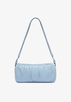 Hellblaue Leder-Umhängetasche mit Raffung und verstellbarem Riemen, entworfen für den lässigen oder formellen Gebrauch.