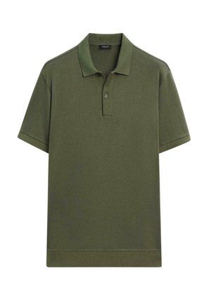 Polo à manches courtes de couleur vert olive, fabriqué en tissu texturé. Il comporte un col, une patte à deux boutons et un ourlet droit.