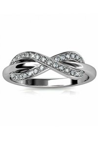 Anello infinito in argento con bande intrecciate decorate con piccoli pietre trasparenti lungo i bordi, finitura lucida e texture liscia.