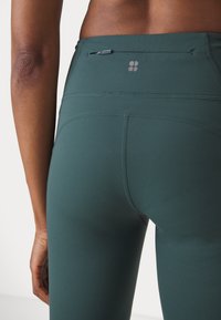 Sweaty Betty POWER BOOT CUT 2.0 WRAP WAIST - Treniņtērpa apakšdaļas - trek green