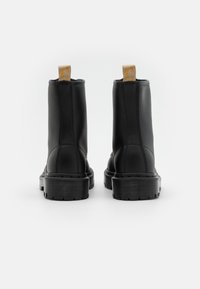 Dr. Martens Botines con plataforma - black