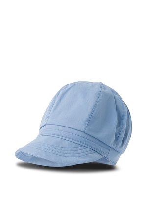 Hellblaues weiches Stoffcap mit genähten Paneelen und gebogenem Schirm, vor weißem Hintergrund gezeigt.