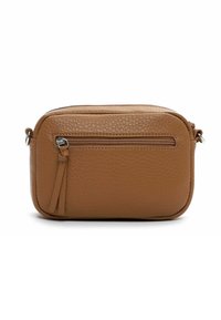 Brązowa, koniakowa torba na ramię z teksturowaną powierzchnią, główną komorą zapinaną na zamek oraz przednią kieszenią z ozdobnym zamkiem i frędzlami.