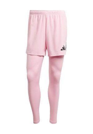 Pinke Sportshorts mit elastischem Bund und einem schwarzen Logodetail, kombiniert mit passenden pinken, figurbetonten Leggings.