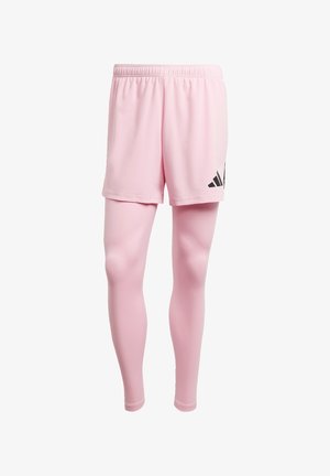Pinke Sportshorts mit elastischem Bund und einem schwarzen Logodetail, kombiniert mit passenden pinken, figurbetonten Leggings.