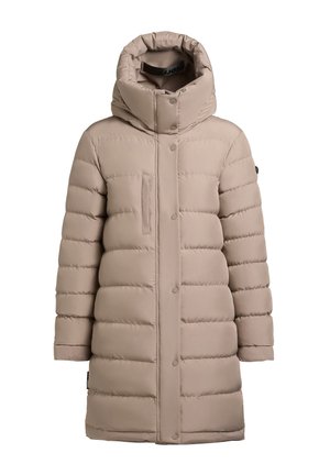 Licht beige donsjas met een hoge kraag en grote capuchon. Horizontale doorgestikte textuur, knoopsluitingen en een borstzak met rits.