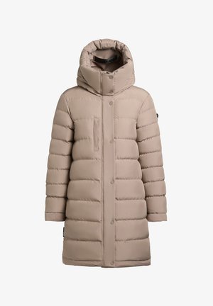 Licht beige donsjas met een hoge kraag en grote capuchon. Horizontale doorgestikte textuur, knoopsluitingen en een borstzak met rits.