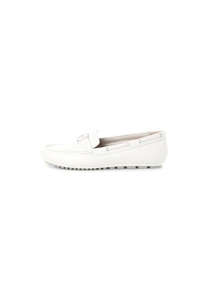 Hvide læder loafers med gummisål, der har dekorativ stikning og en rem over vristen. Glat tekstur og minimalistisk design.