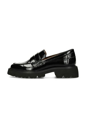 Mocasín negro brillante de cuero con suela gruesa y con dibujo y tacón bajo, vista lateral sobre fondo blanco.