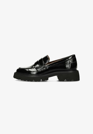 Zwarte glanzende leren loafer met grove profiels zool en lage hak, zijaanzicht op witte achtergrond.