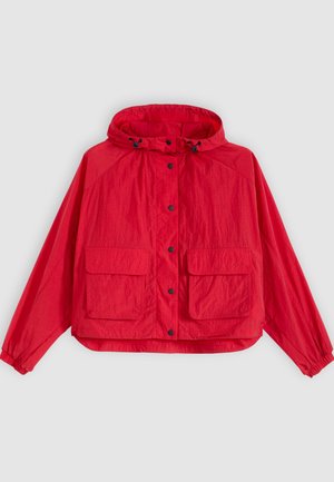 Giacca leggera rossa con cappuccio, bottoni a scatto frontali, due grandi tasche con patta e polsini elasticizzati.