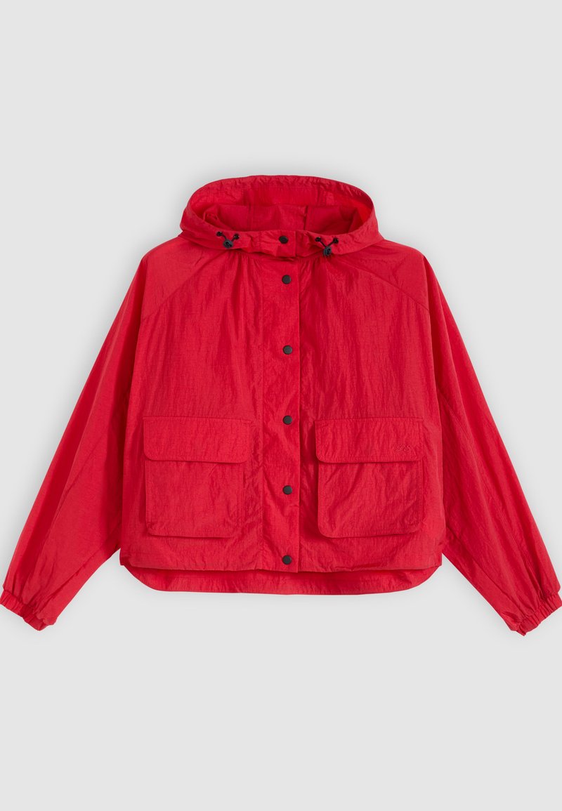 Rote, leichte Kapuzenjacke mit vorderen Druckknöpfen, zwei großen Klappentaschen und elastischen Bündchen.