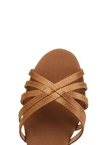 Brązowe sandały z krzyżującymi się satynowymi paskami, okrągłym noskiem i teksturowaną wkładką. Spód jest płaski, bez widocznych elementów metalowych.