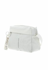 Weißer, strukturierter Stoffbeutel mit Reißverschluss, seitlichem Griff und aufgedrucktem Markennamen auf der Vorderseite. Kompaktes rechteckiges Design.