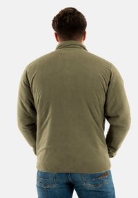 Giacca in pile verde oliva con colletto alto, maniche lunghe e una texture morbida. La vista posteriore mostra un design semplice senza loghi visibili.