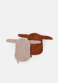 Dois brinquedos de pelúcia em forma de animais, nas cores rosa claro e castanho. Apresentam orelhas longas e flexíveis, tecido texturizado e formas arredondadas.