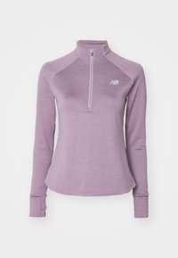 Langærmet, lyse lilla atletisk pullover med halvvendt lynlås og New Balance-logo på brystet, designet til kvinder.