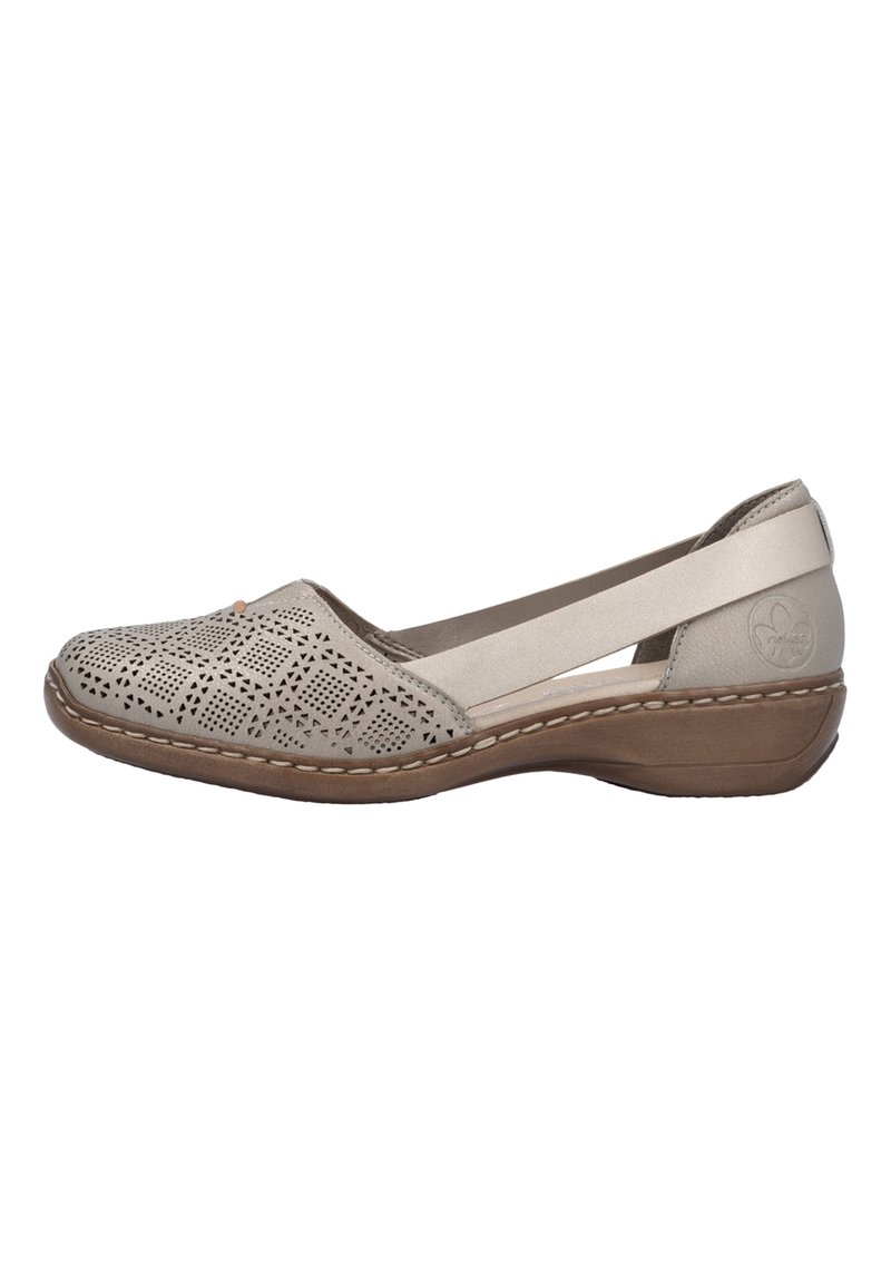 Chaussures slip-on en cuir beige avec des motifs géométriques découpés, un petit talon compensé et une sangle élastique pour un maintien sécurisé.