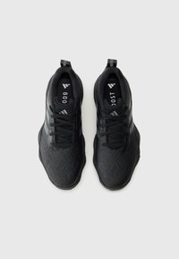 Une paire de chaussures de course Adidas Boost noires avec des rayures grises, vue de dessus sur un fond blanc.